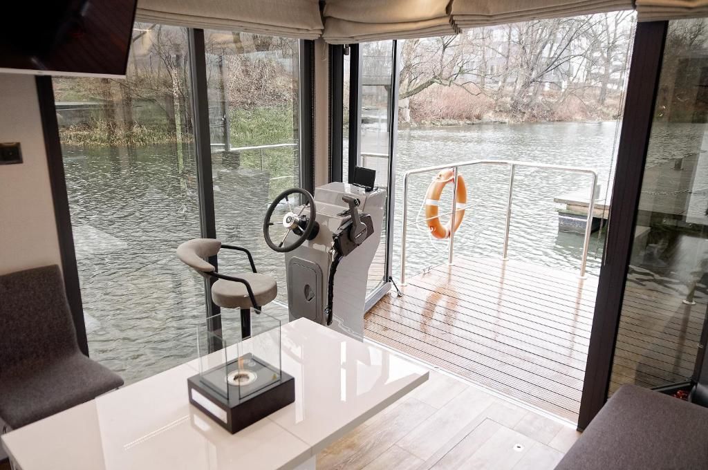 Ботели Apartament na wodzie - Houseboat Luka 2 Вроцлав-17