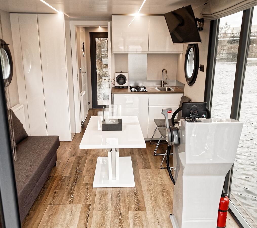 Ботели Apartament na wodzie - Houseboat Luka 2 Вроцлав-8